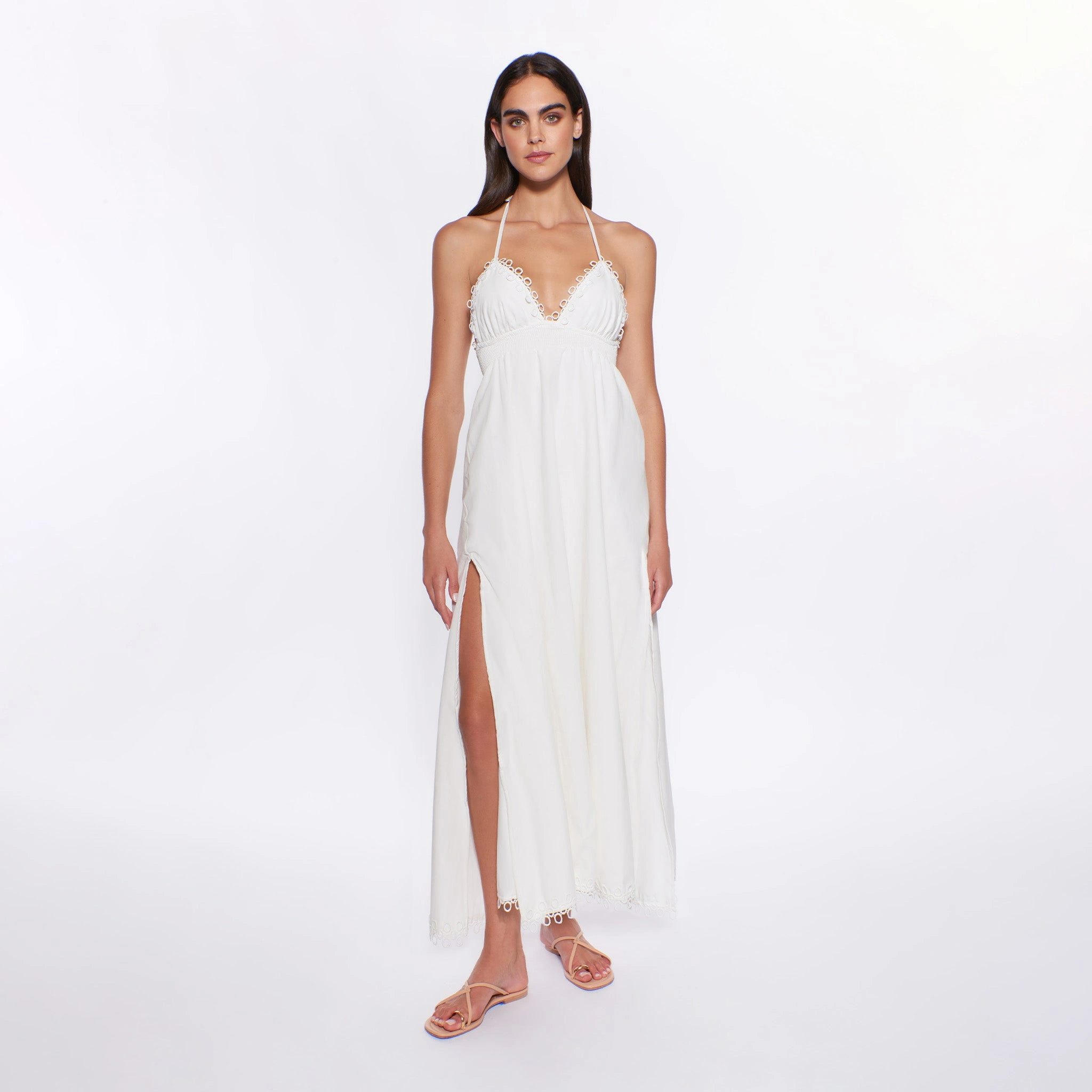 "La robe ZOE : Élégance intemporelle, un rêve de féminité en un simple souffle."