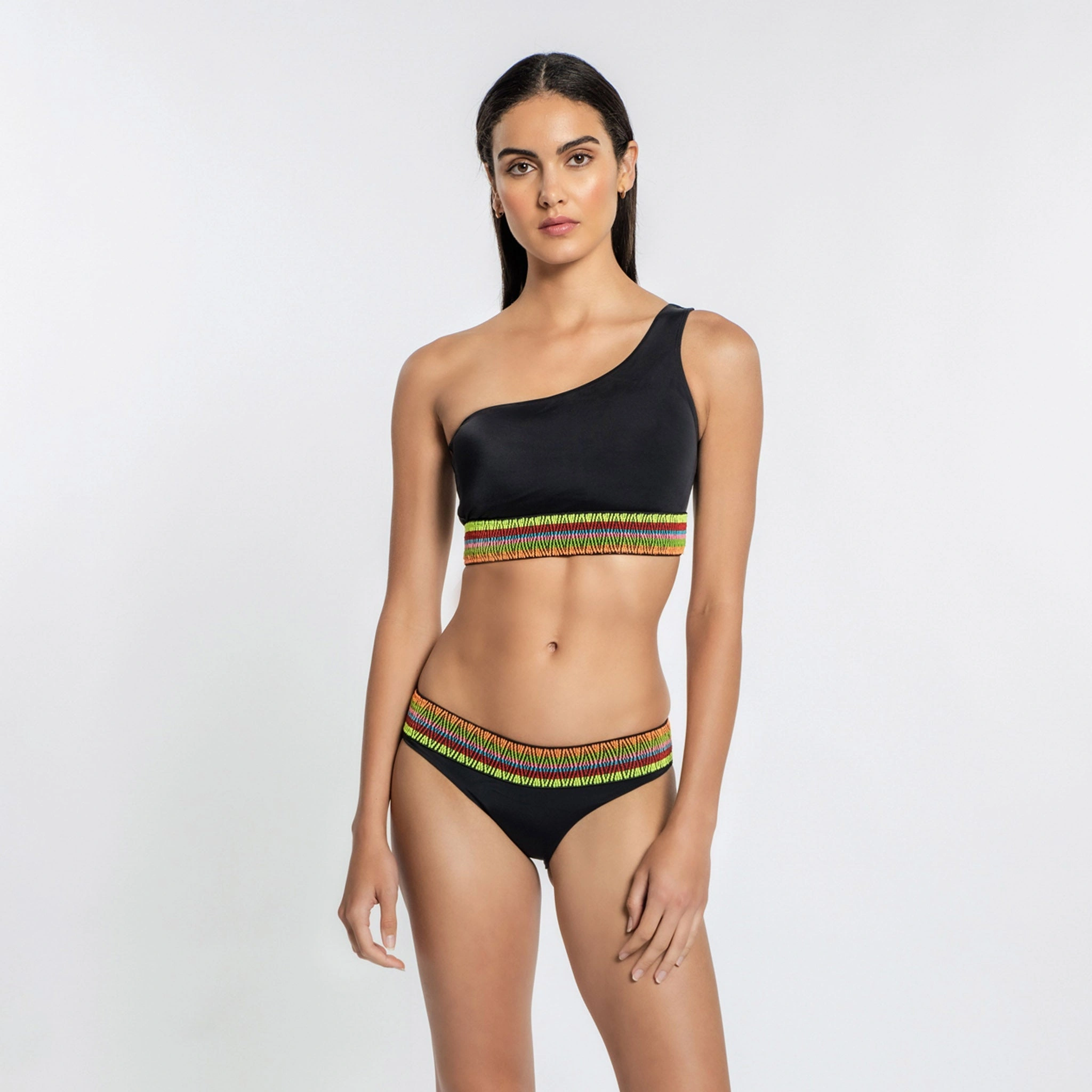 Top de bikini Zoni : soleil, sable, et une allure irrésistible pour vos vacances d'été !